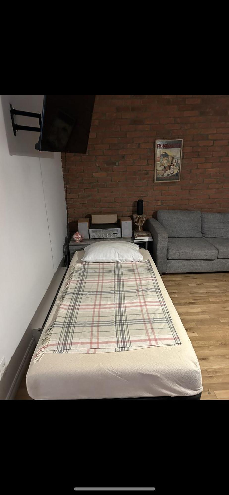 Appartement Condo, Avec Cour! 5min Metro! Et Marche Jean-talon *